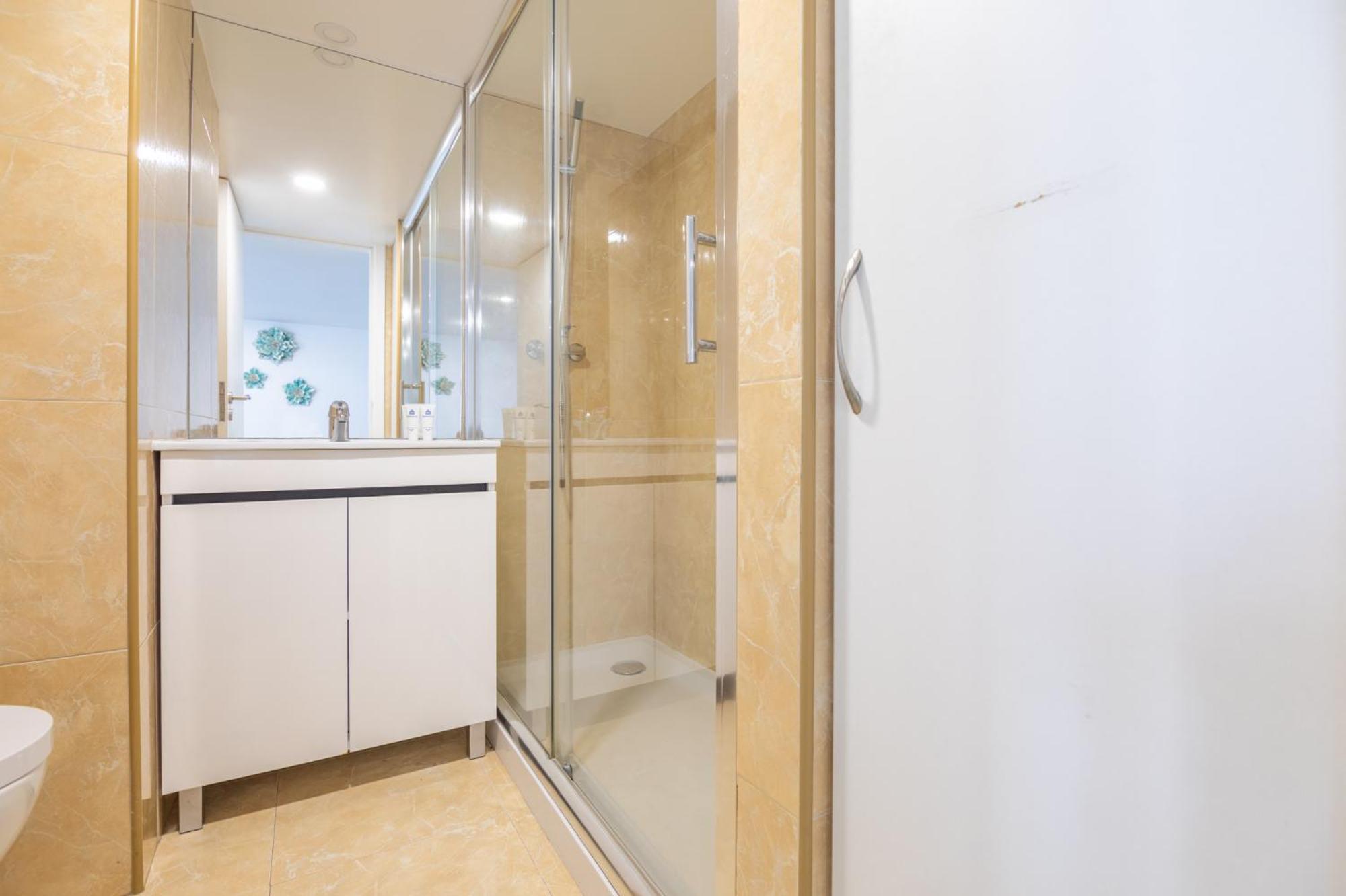 Deluxe Spacious Flats W Mezzanine By Host Wise Apartment Porto Room photo